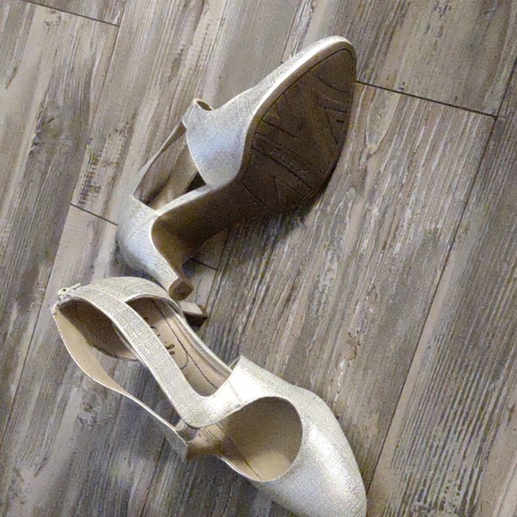 Life Stride Giovanni 2 pumps, Silver Size 9, Flex, Soft System - Picture 6 of 6